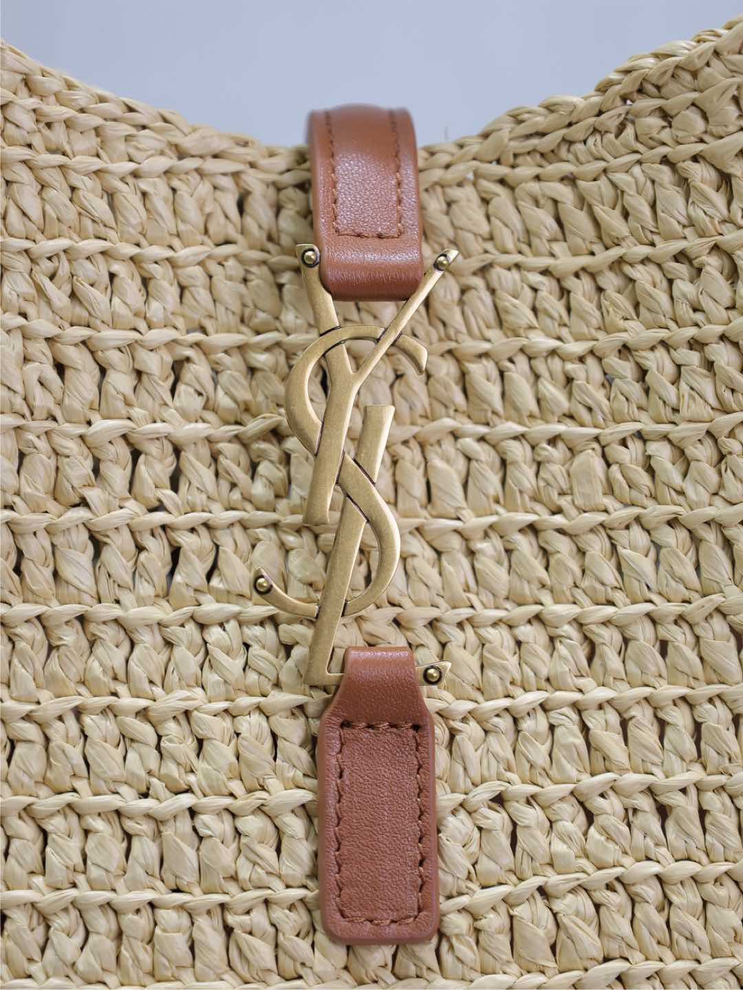 y*l le 5 À 7 S*pple small in raffia and leather 22 x  22 x 7-9 cm