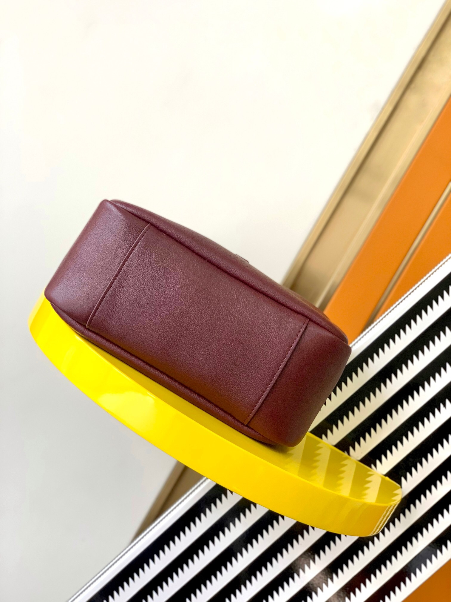 y*l le 5 À 7 S*pple small in grained leather  23 x 22 x 8.5 cm