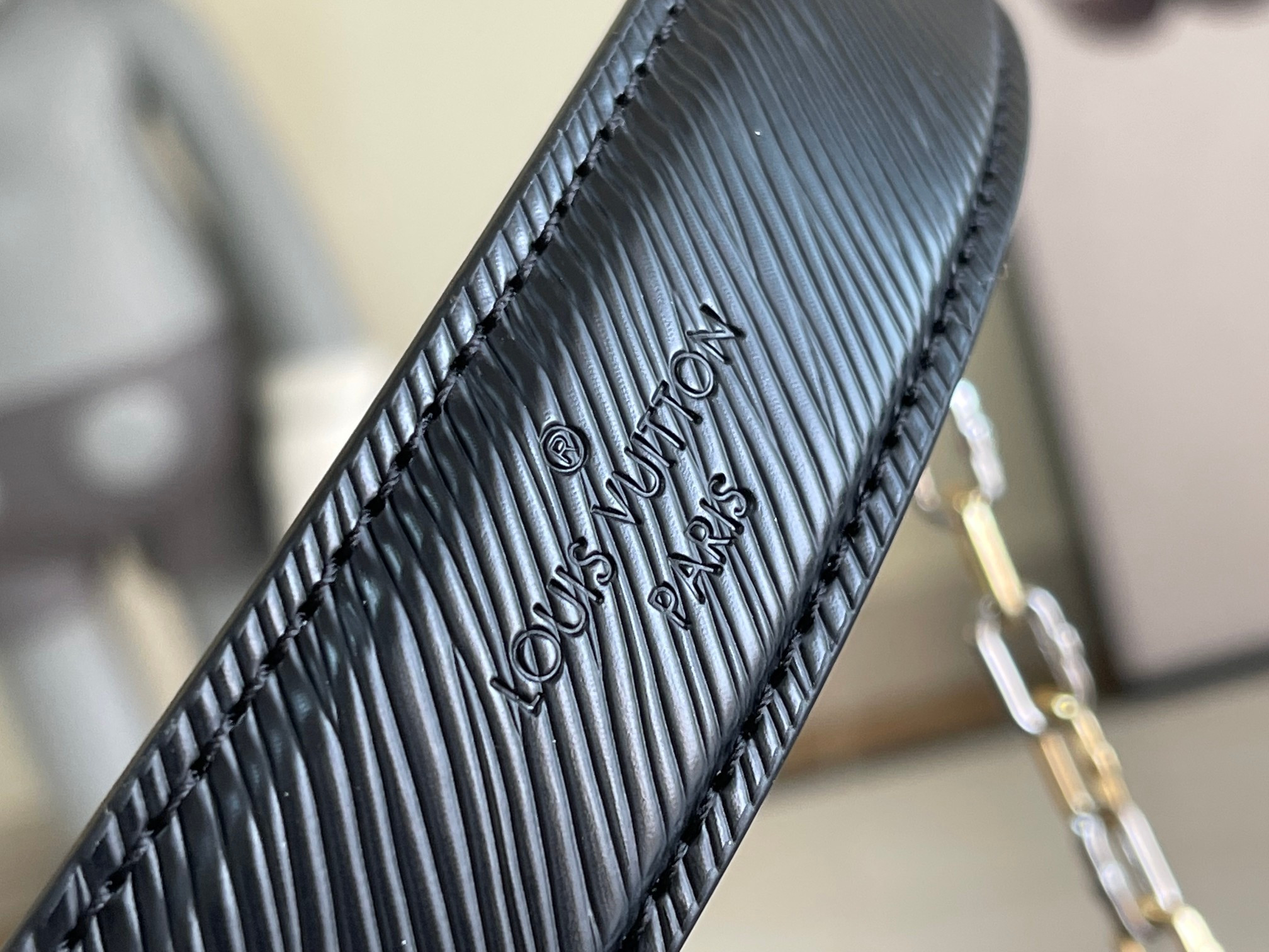 l0*is V*t0n m21025 twist mm 9.1 x 6.7 x 3.7 inches