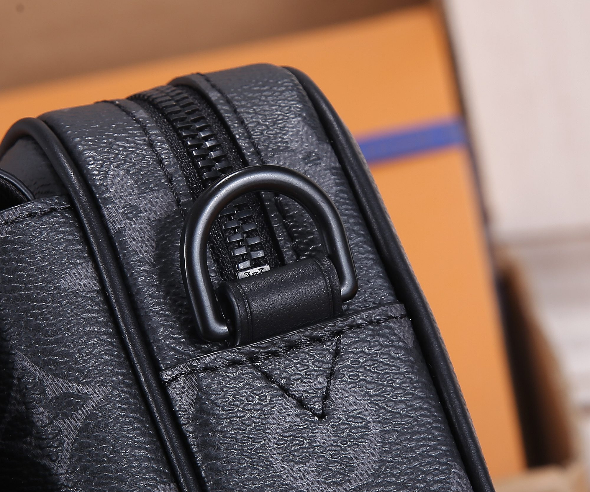 LV M4679 Steamer Messenger 24 x 17 x 5 CM