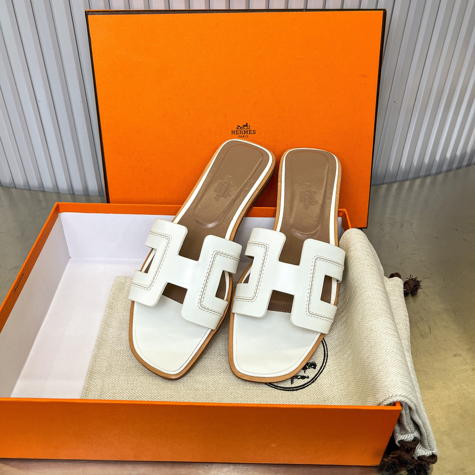 UA Hermès Oran sandal