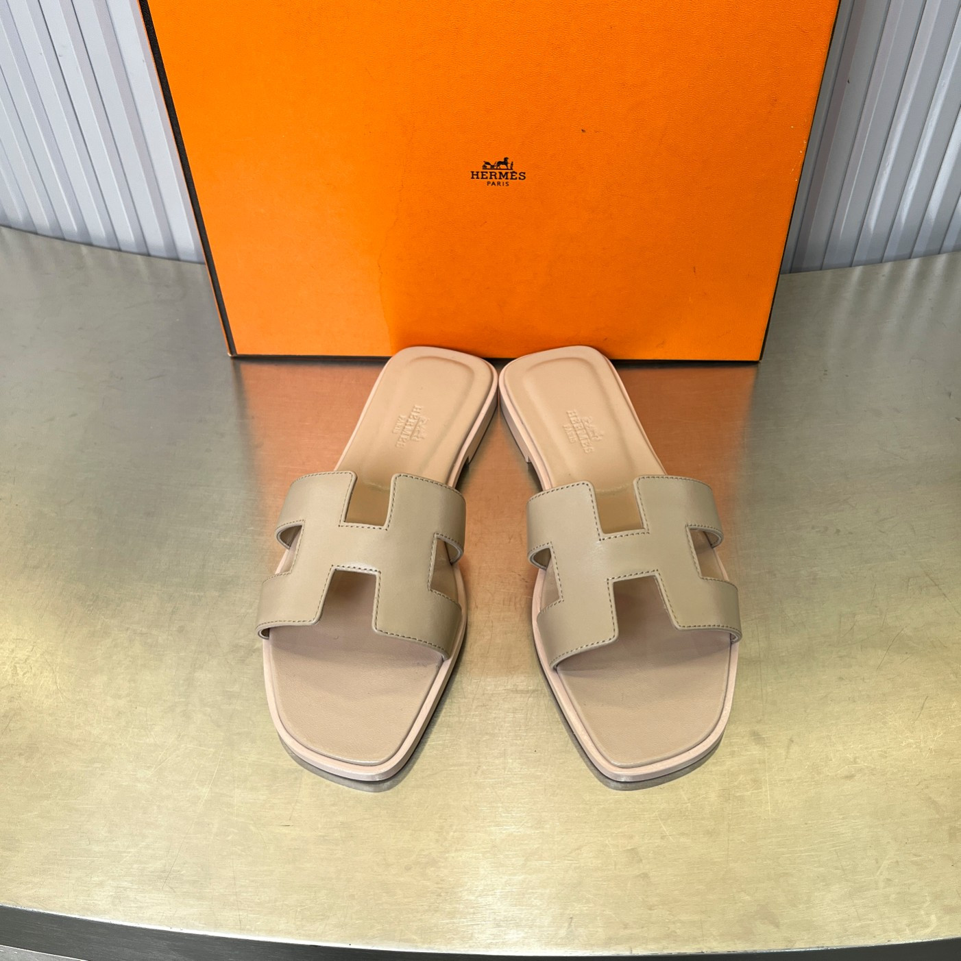 UA Hermès Oran sandal