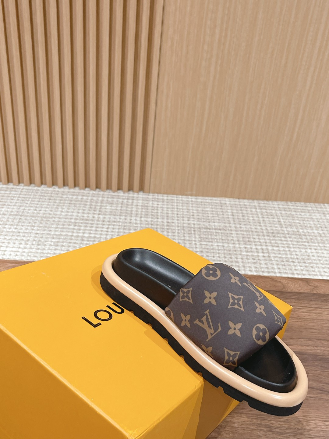 UA LV Pool Pillow Flat Comfort Mule