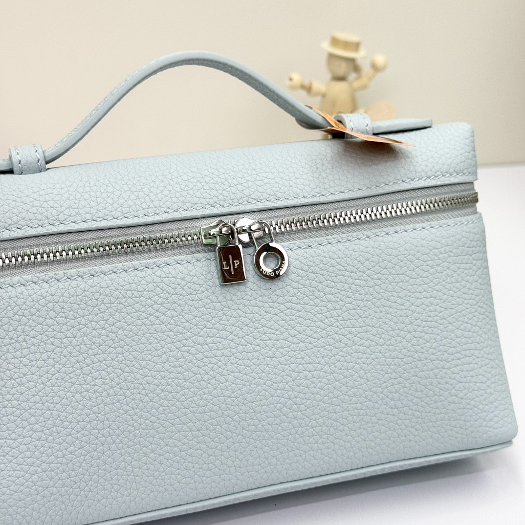 L**o p*ana extra pocket l19 grained calfskin 11 x 19 x 6.5 cm