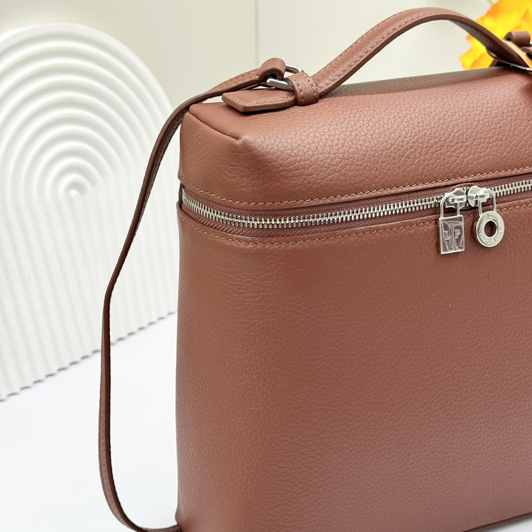 L**o p*ana extra pocket backpack l23.5 grained calfskin 23 x 21 x 8 cm