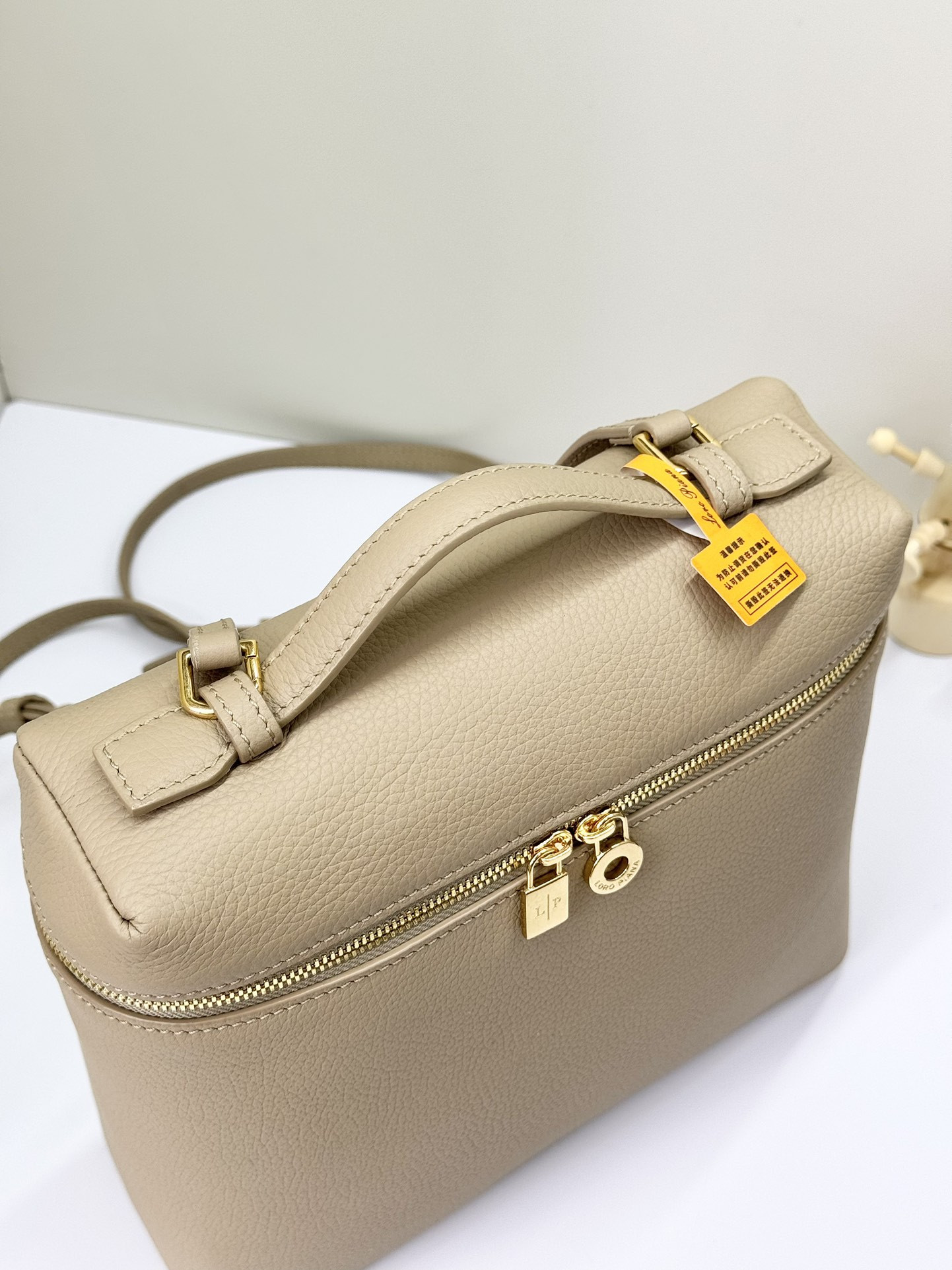 L**o p*ana extra pocket backpack l23.5 grained calfskin 23 x 21 x 8 cm