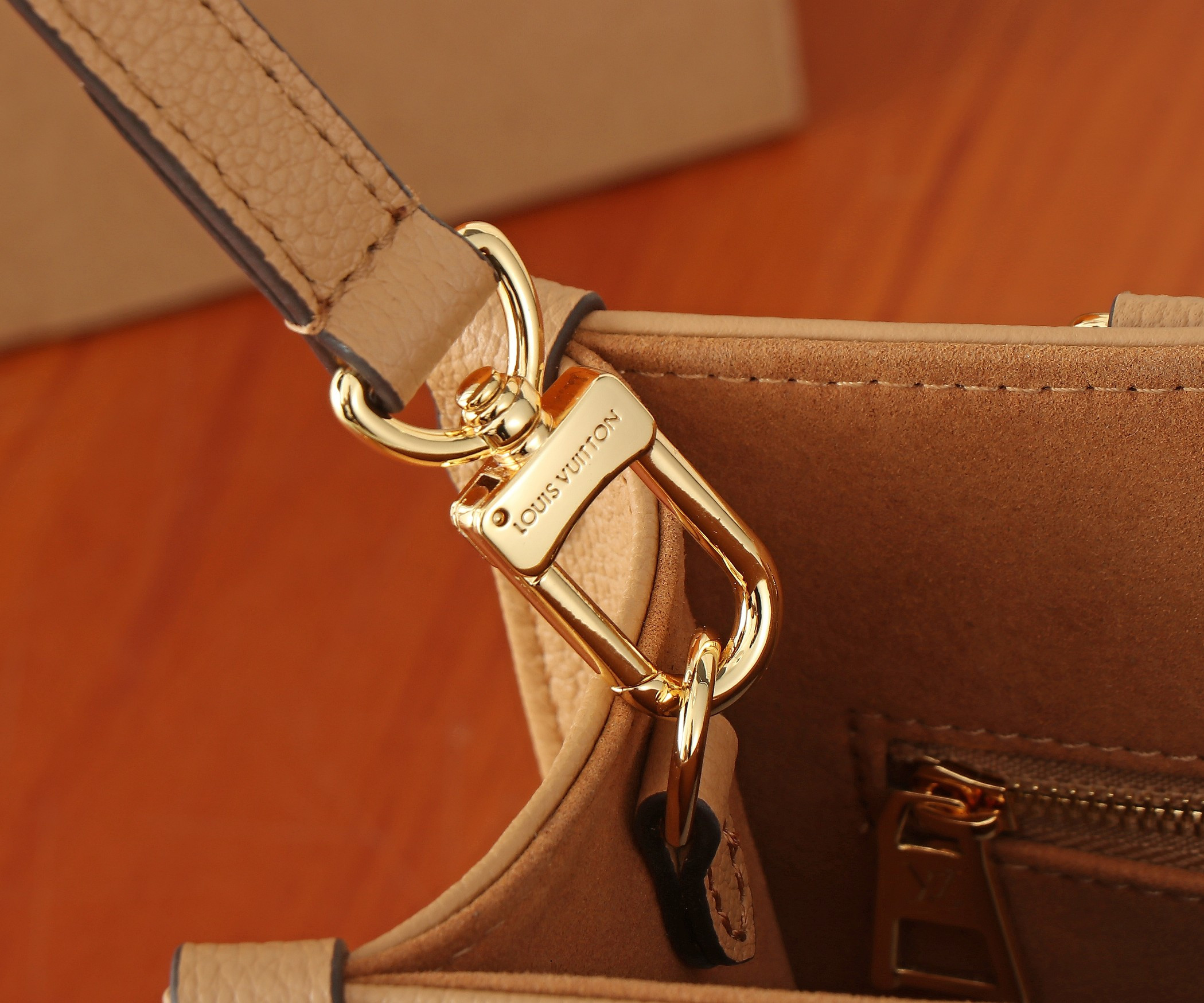 LV OnTheGo PM M12513  24.9 x 19.1 x 11.4 cm