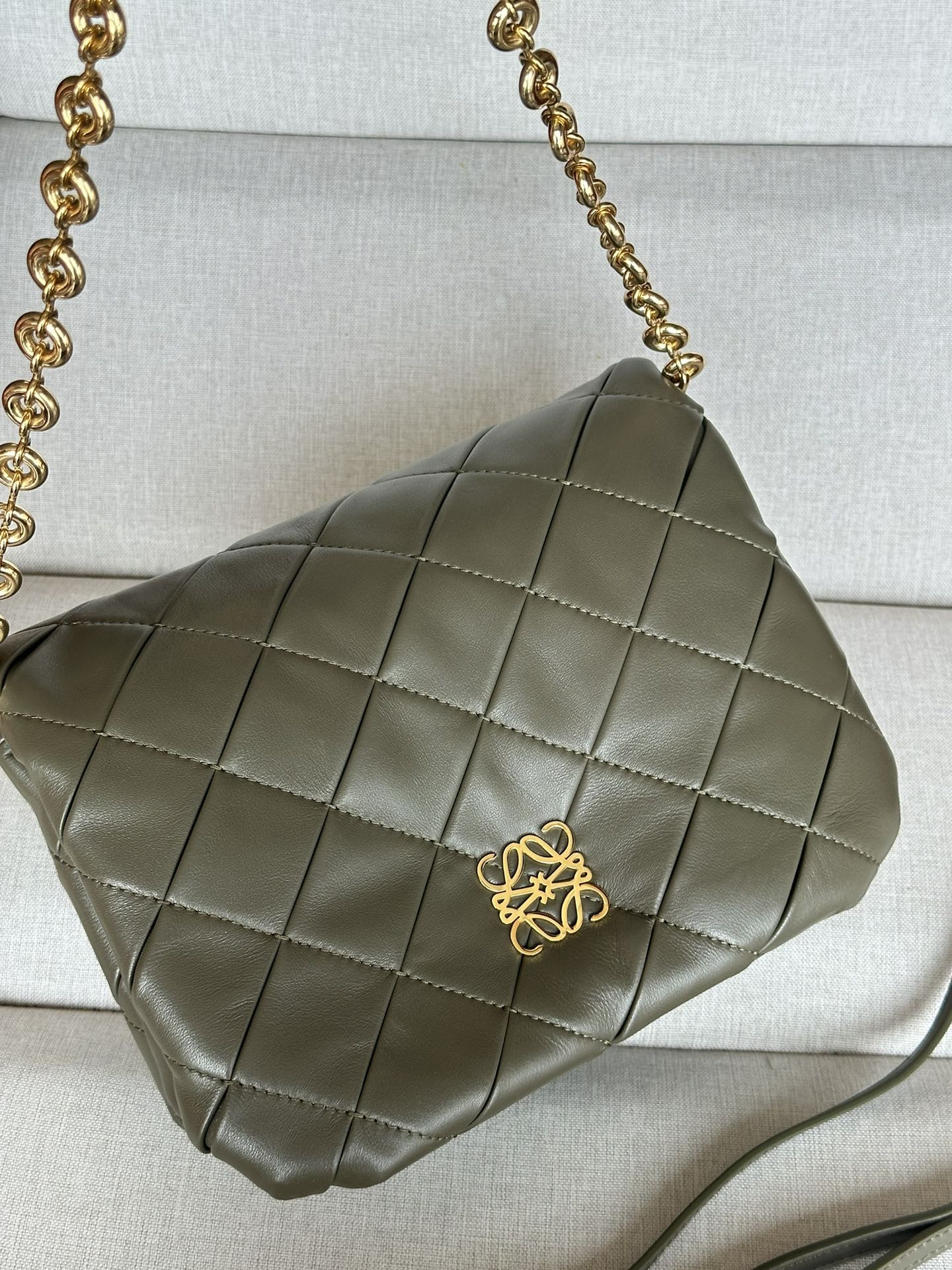 L0ew* puffer goya in pleated shiny nappa lambskin 23x17x9cm