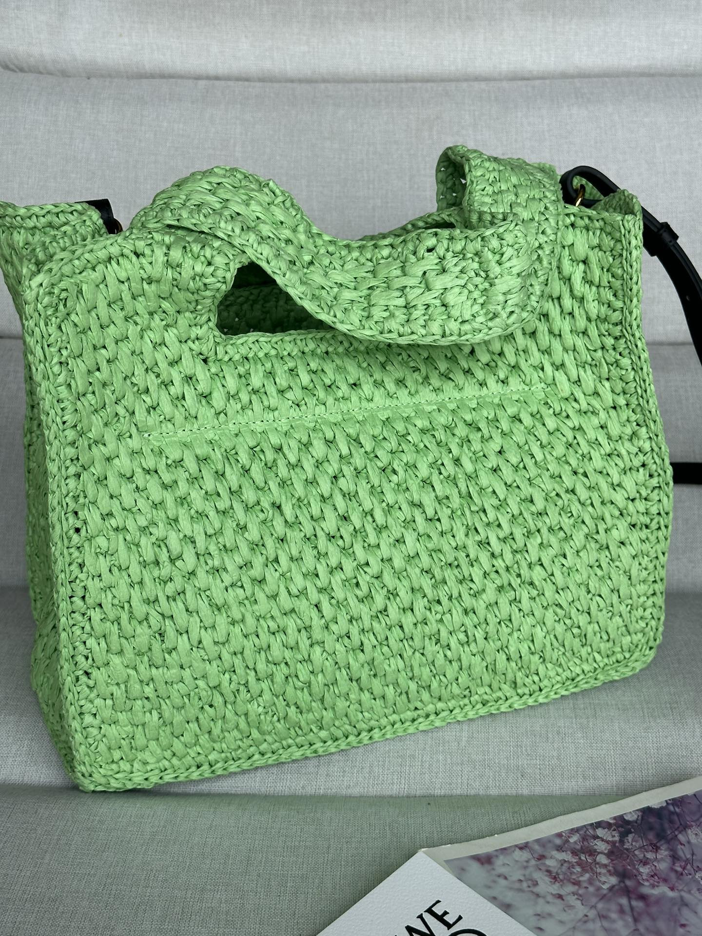 L0ew* font tote 30x25.5x15cm