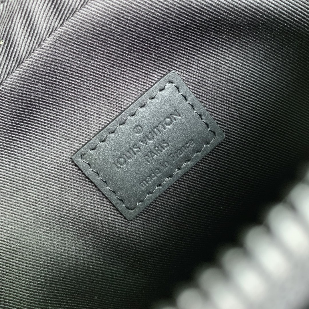 LV Getaway Messenger M12516  17 x 7.8 x 18 cm