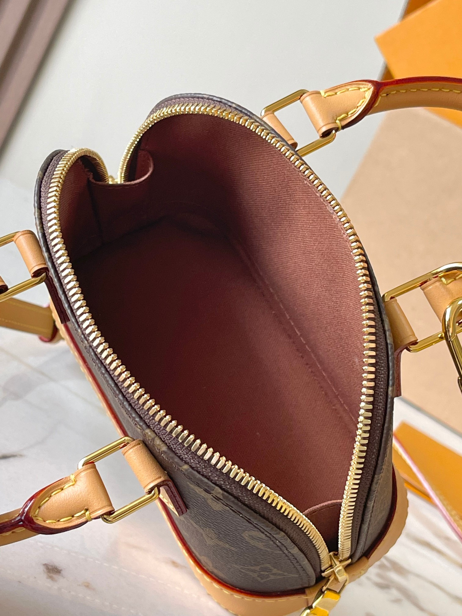 LV Nano Alma M46895 18x12x8cm