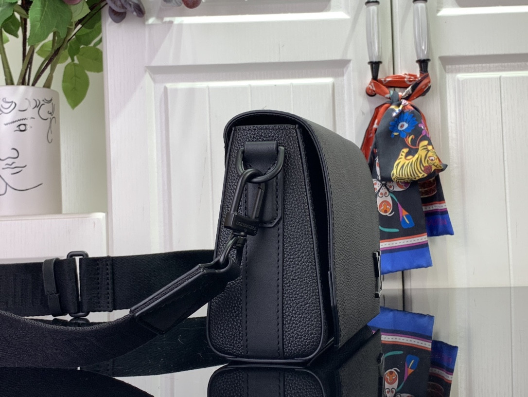 LV Takeoff Messenger PM M24769 22x16.5x7cm