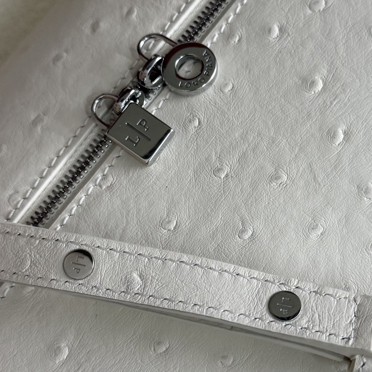 L**o p*ana extra pocket l27 ostrich-grained leather 16x27x10cm